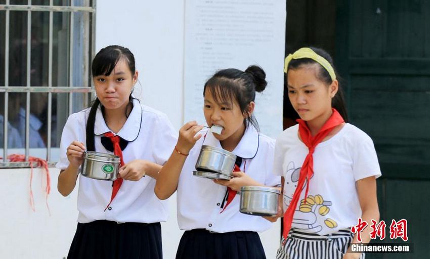 9月1日，在广西柳州市融安县大坡乡岗伟村小学，学生们领取到免费午餐。
