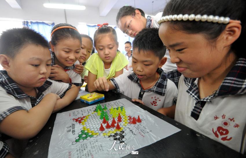 9月1日下午放学后，河北省邯郸市丛台小学的学生们在教室里下跳棋。