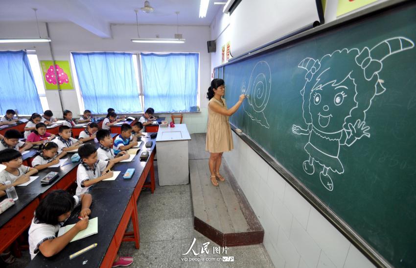 9月1日下午放学后，河北省邯郸市丛台小学的学生们在教室里学画简笔画。