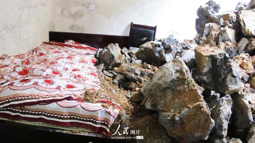 9月2日凌晨，被山上滚下的巨石打垮的巫山县抱龙镇马坪村龚运山家的房屋。