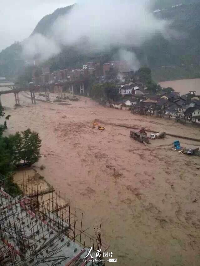 9月1日拍摄的山洪汹涌奔流在巫山县龙溪镇长溪河。