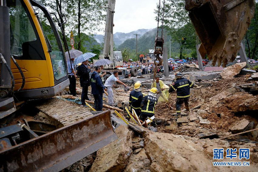 湖北恩施消防官兵在209国道黄泥塘段一处地质滑坡处搜救失踪人员。