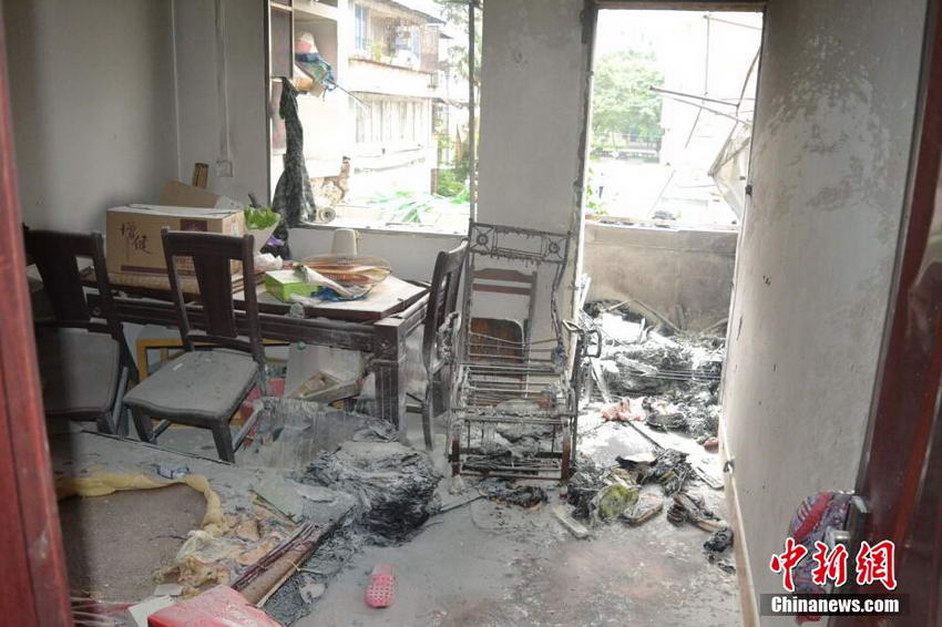 广西柳州居民住宅煤气爆炸 防盗网被炸飞两人受伤【2】