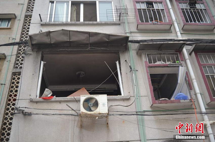 广西柳州居民住宅煤气爆炸 防盗网被炸飞两人受伤【4】