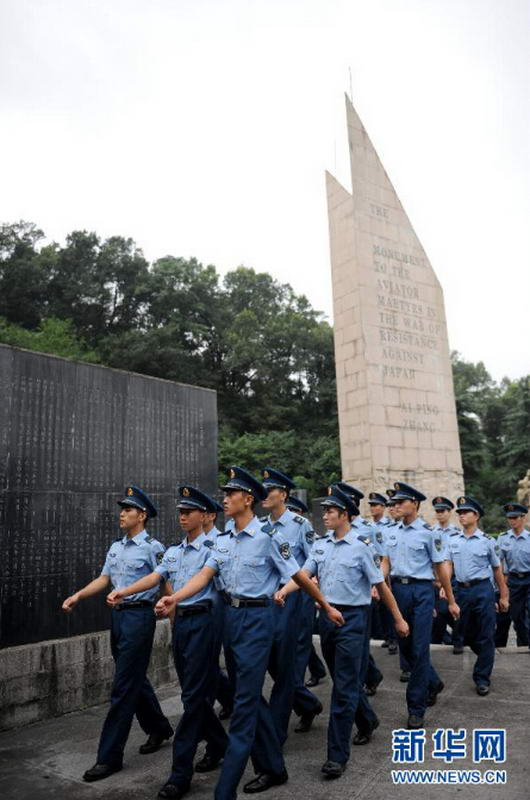 驻南京空军官兵来到抗日航空烈士纪念碑碑群间参观。