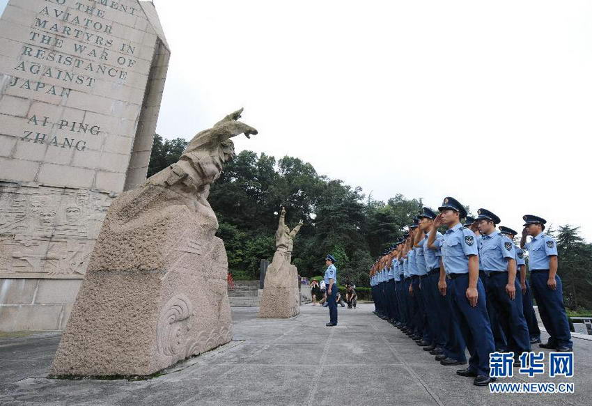 驻南京空军官兵向抗日航空烈士纪念碑敬礼。
