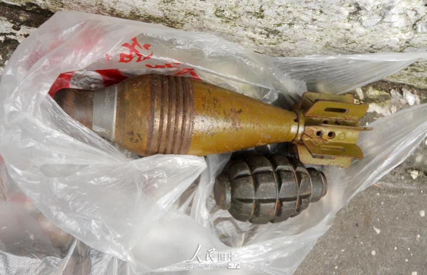 安徽铜陵市露采社区发现的“炮弹”“手雷”。