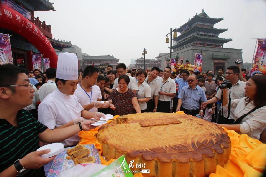 河南开封市民分享320斤巨型月饼【3】