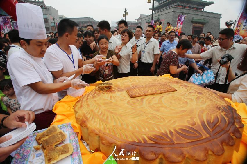 河南开封市民分享320斤巨型月饼