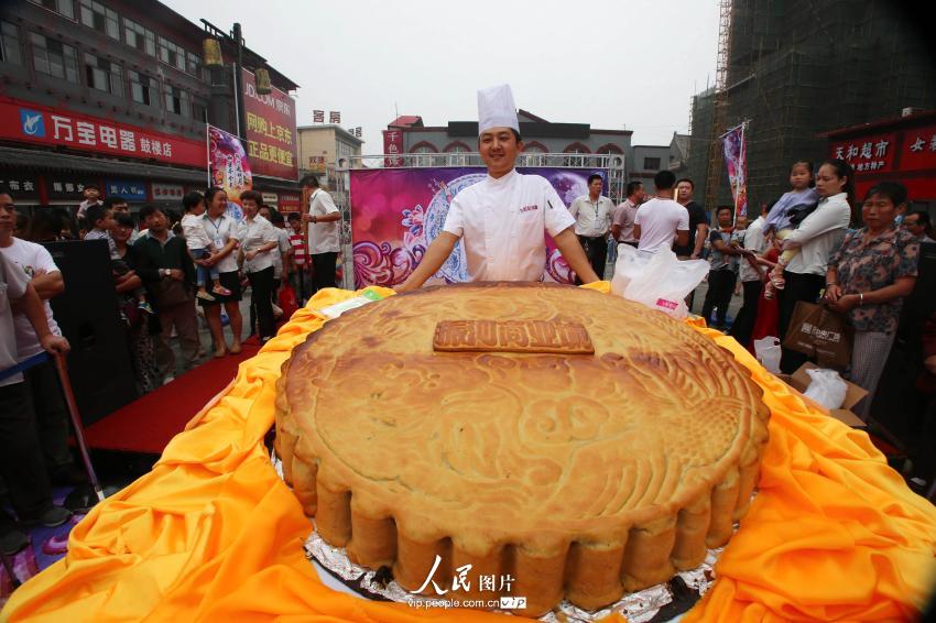 河南开封市民分享320斤巨型月饼【2】