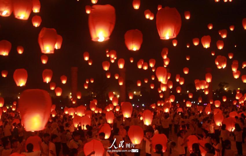 江西宜春市民放飞数千孔明灯欢庆中秋 场面壮观