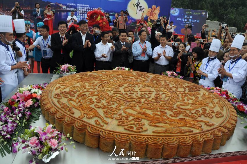 世界最大百合月饼亮相兰州