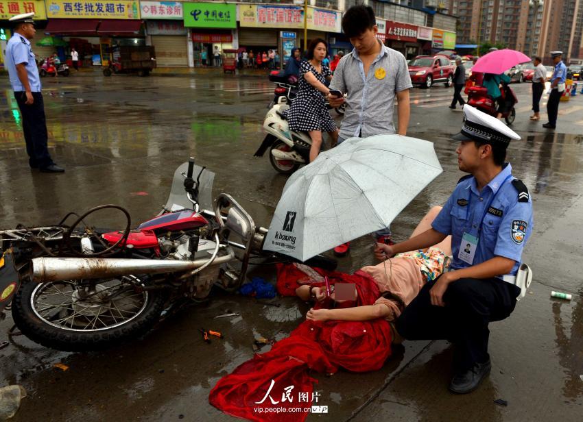 四川南充：交警“撑伞哥”为车祸伤者遮雨
