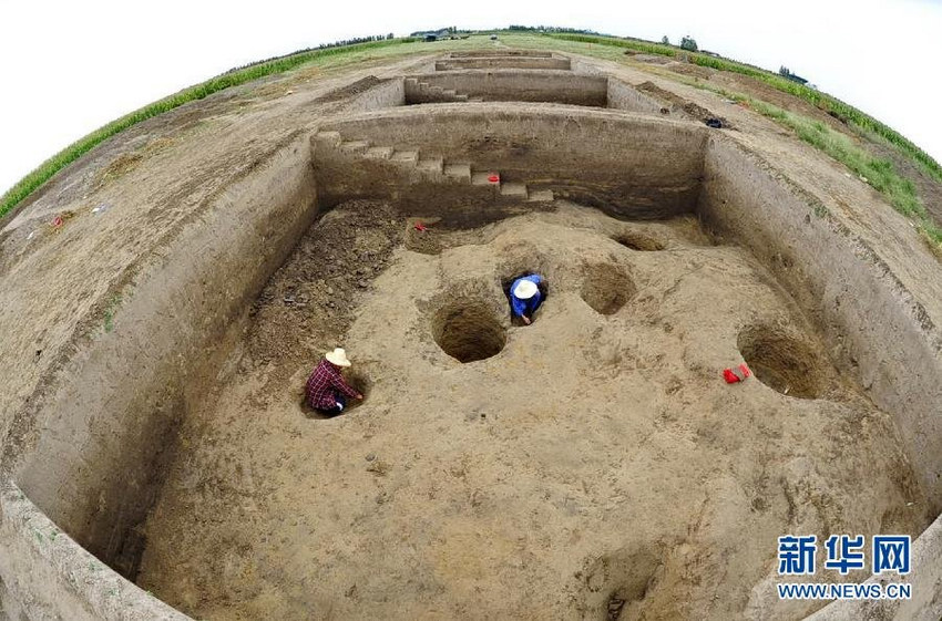 9月14日，考古人员在西汉高郭侯国国都遗址考古现场开展挖掘清理工作。
