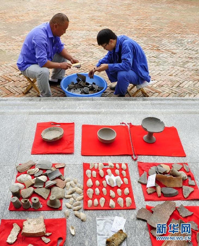 9月14日，考古人员正在清理出土的文物。