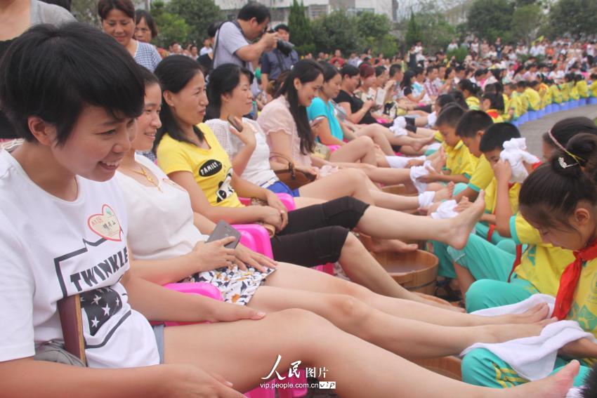 江西宜春：万人洗脚创吉尼斯世界纪录