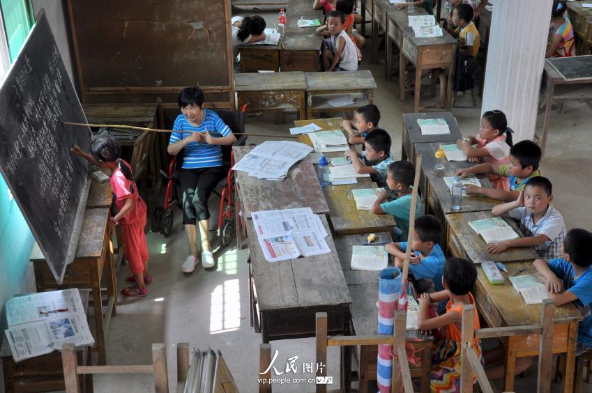 2014年9月11日，江西都昌县土塘镇小港村教学点，一根两米多长的竹竿，就是肖丽华的教鞭。