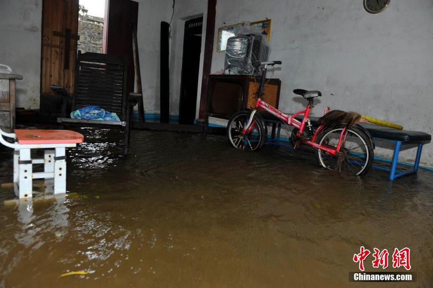 图为文昌市罗豆农场东溪村一户村民家已被倒灌的海水侵泡。