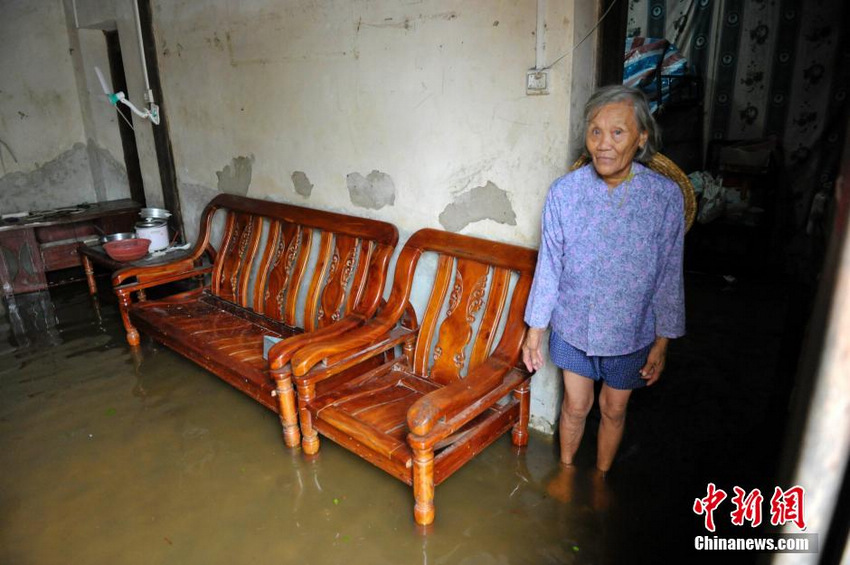 图为文昌市罗豆农场东溪村一位老人的家已被倒灌海水浸泡。