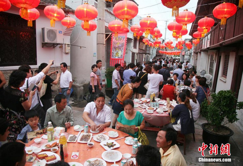 浙江省舟山东沙举行千人宴 品舌尖上的古镇