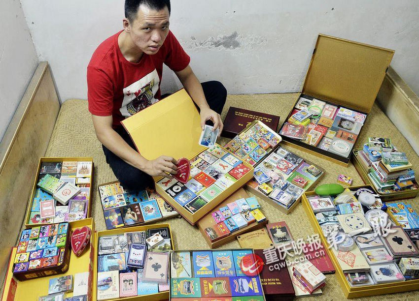 图为重庆小伙陈彬世收藏3千多副各类扑克牌。