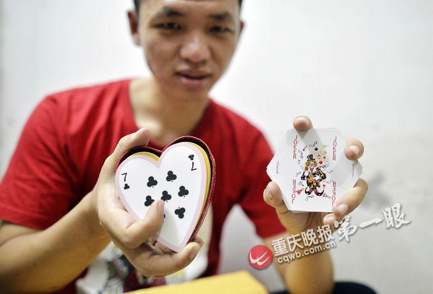 图为陈彬世收藏的异形扑克，心形和六角形扑克。