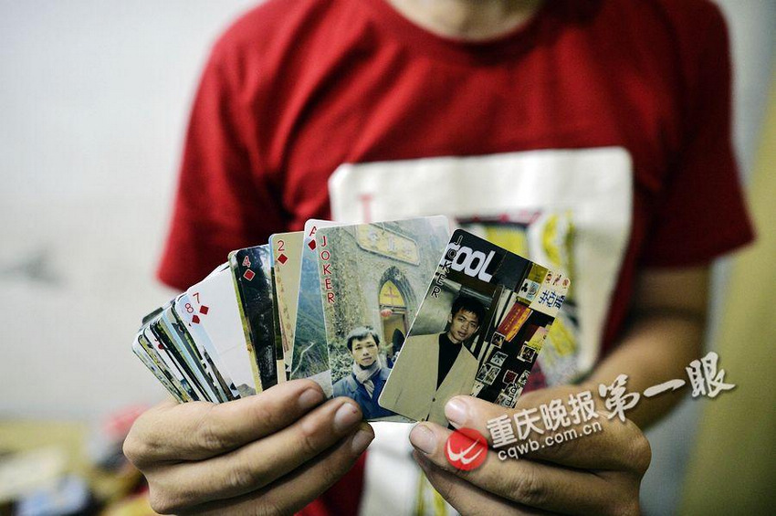 图为陈彬世用自己照片定制的扑克牌。 