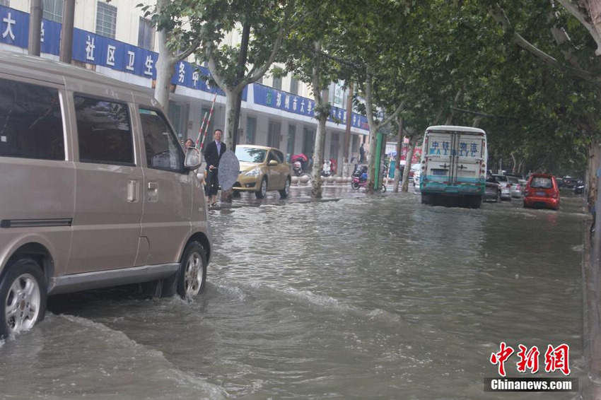 图为郑州交通路化身为一条河道，众多无奈下水“慢游”。