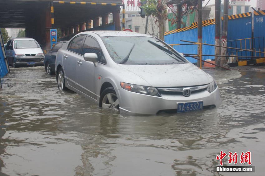 图为郑州陇海路与交通路交叉口，积水已淹没车辆半个轮胎。