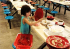 6岁女孩食堂收拾餐盘