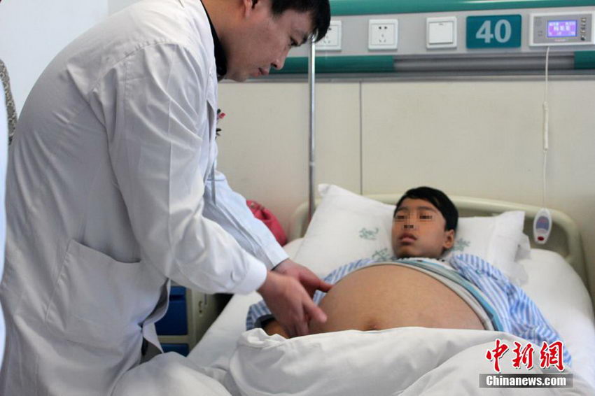 图为郑州大学第一附属医院医护人员为杨龙凯做检查，初步诊断为肾积水、输尿管畸形。
