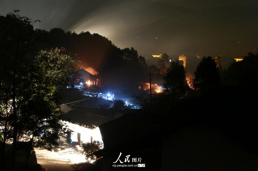 9月23日凌晨，湖南省醴陵市浦口镇保丰村的南阳出口花炮厂发生爆炸现场灯火通明。