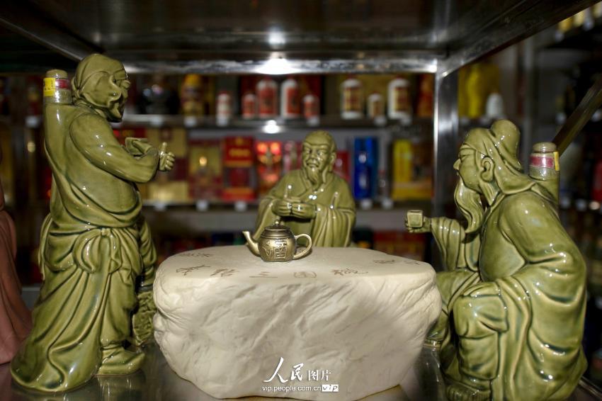 2014年9月18日，陈耿炳收藏的《桃园三结义》主题白酒，造型栩栩如生。