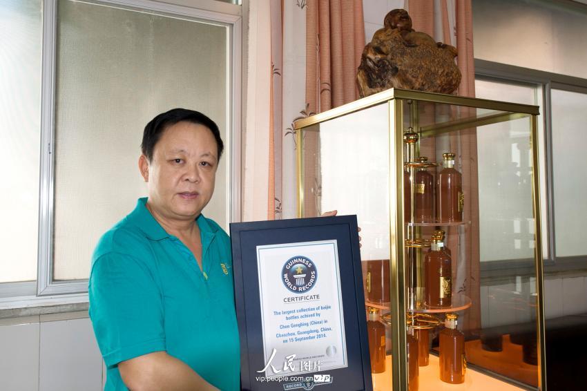 2014年9月18日，陈耿炳展示吉尼斯世界纪录认证官为他颁发的证书。