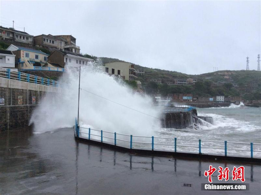 台风“凤凰”登陆浙江 狂风掀起巨浪