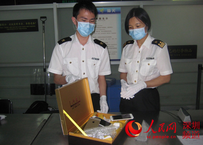 深圳皇岗海关工作人员展示大红袍茶叶盒藏iPhone 6。（深圳皇岗海关供图）