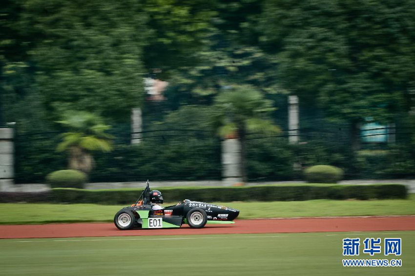 合肥工业大学大学生自制的第2代“云电”纯电动赛车在行驶。