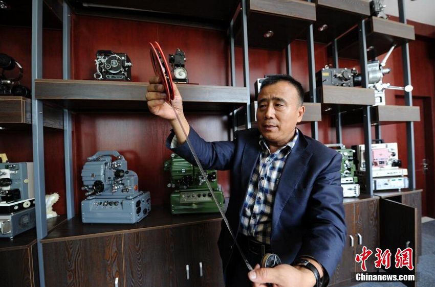 9月24日，长春男子赵丙成在自己的收藏室内展示8毫米电影胶片。