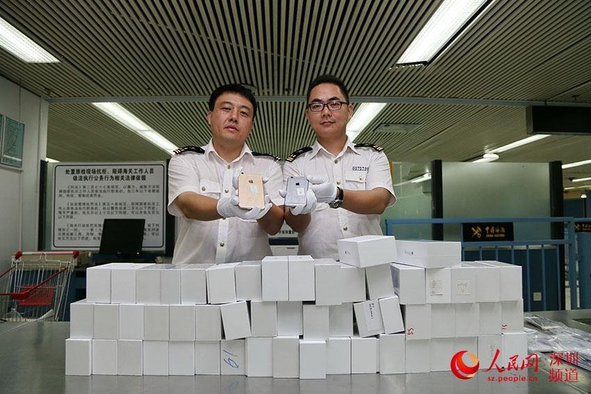 深圳罗湖海关关员展示被查获iPhone6。