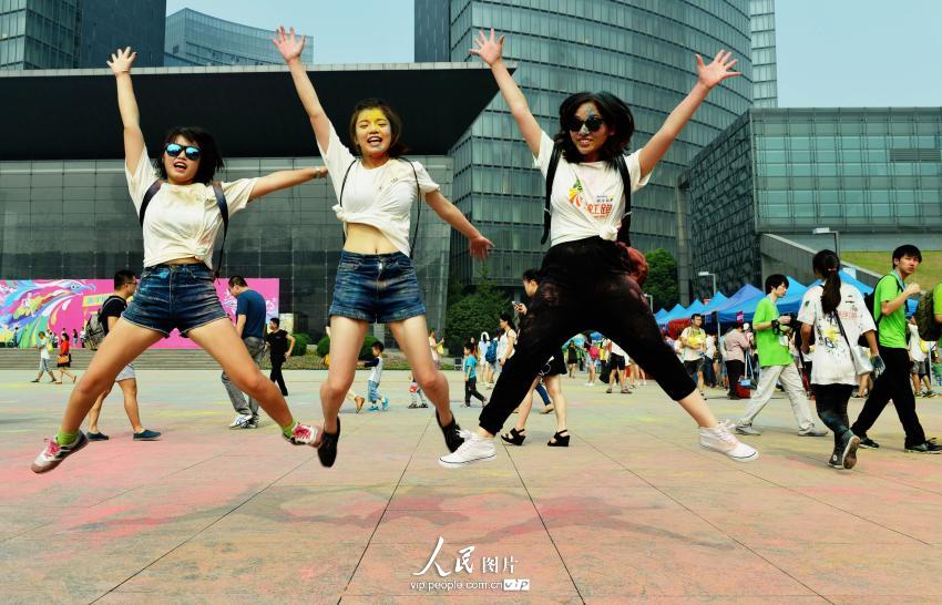 2014年9月27日，浙江省杭州市民中心，人们参加“Rainbow Run”彩虹跑。