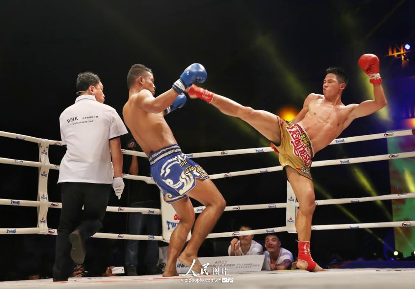 中国功夫选手邓泽奇与泰国拳王撒力噶弄在激烈的对决之中。