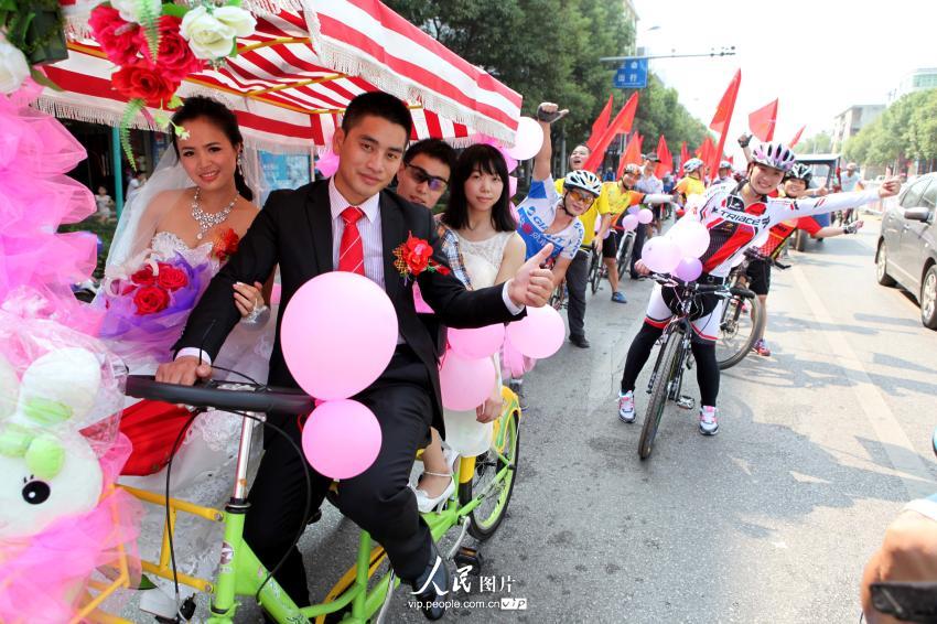 高清：江西小伙百辆自行车迎新娘
