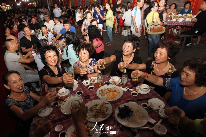 浙江温州千名老人同吃“百家宴” 共迎重阳节
