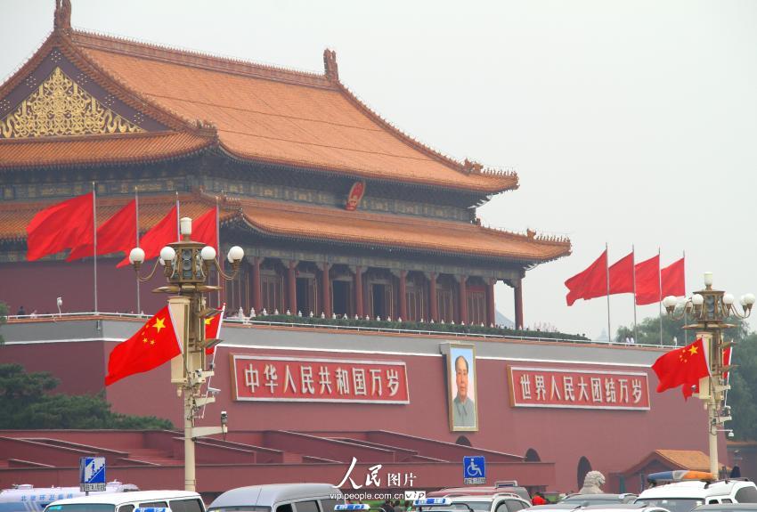 高清:北京长安街华灯首次悬挂国旗迎国庆