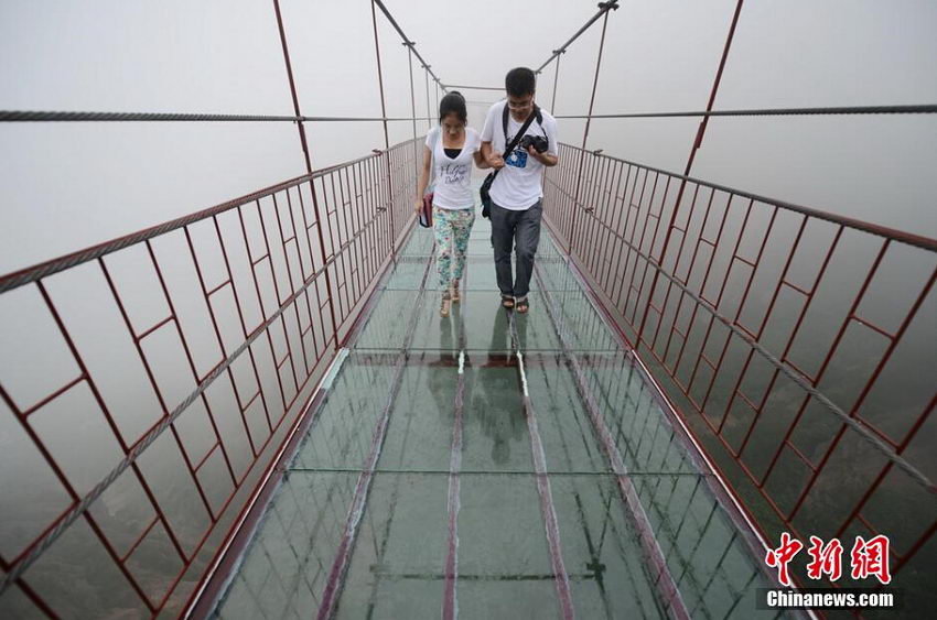 湖南一景区现玻璃吊桥 垂直高度达180米