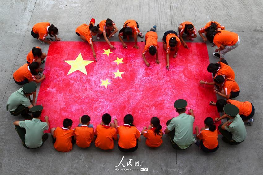 2014��9��29�գ��㽭���ݣ��߷��ٱ���Сѧ��һ���ֻ��ƹ��졣���̿�Ԫ/����ͼƬ��  