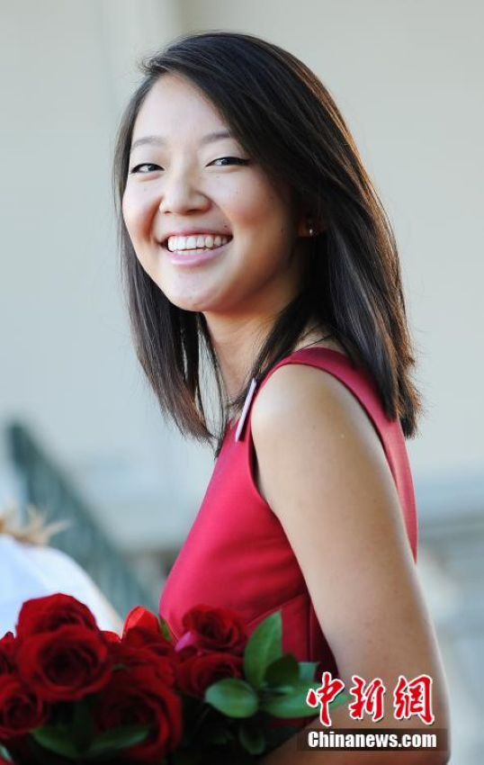 当地时间10月6日上午，7名美国帕萨迪纳2015年玫瑰公主新鲜出炉， 17岁的华裔女学生邵霞（simona shao）入选，这也是本届玫瑰公主中唯一的华裔女孩。