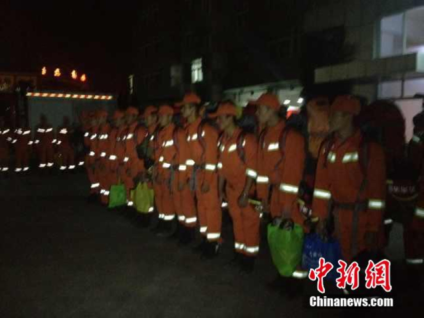 红河消防14车55人2犬于23点30分集结完毕出发。