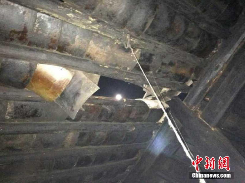 图为景谷县益智乡益香村，村民已经撤户外，土坯房有拉裂，瓦片掉落。