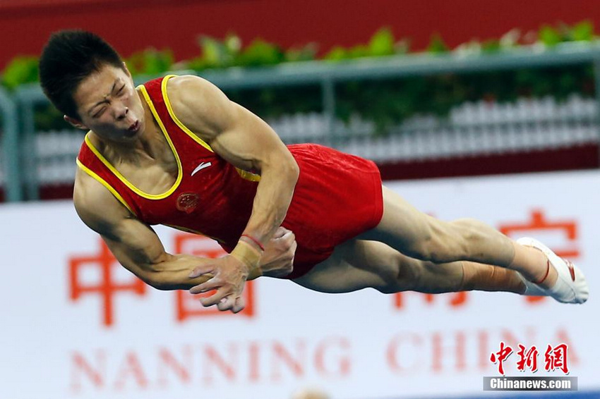 图为中国选手程然在自由体操比赛中。